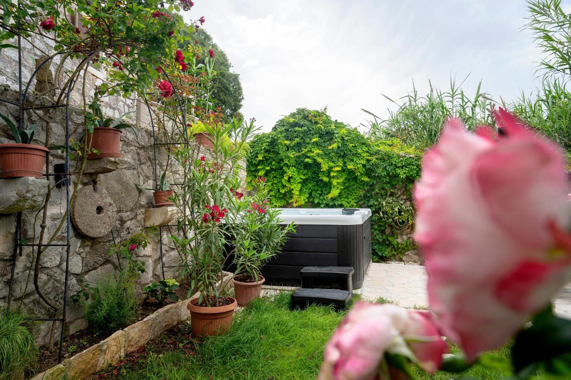 Holiday Home Skala With Hot Tub & Kala With Terrace Pitve Exterior foto